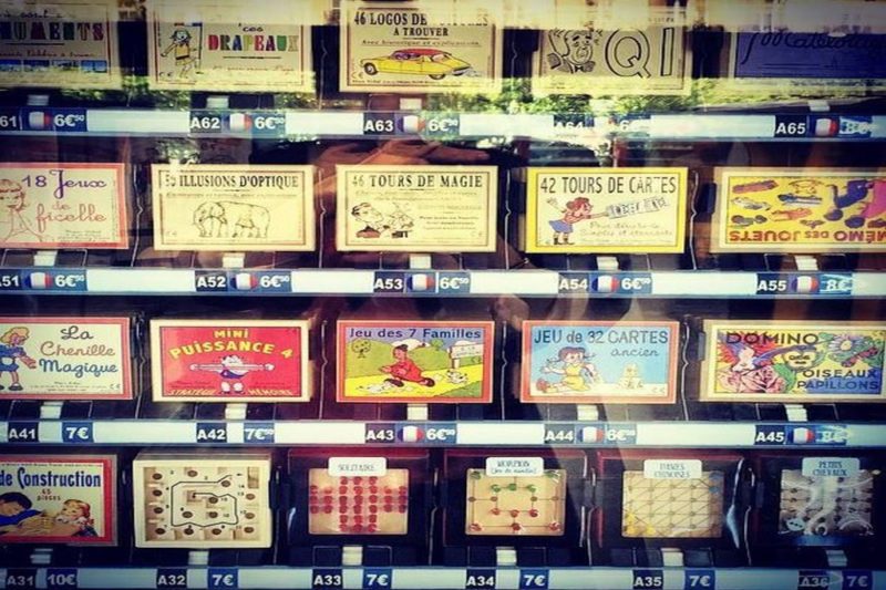 Les jeux anciens du distributeur automatique à la gare de Nantes