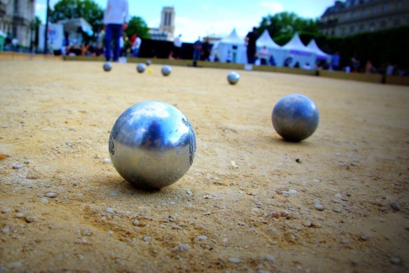 Des boules de pétanque sur un terrain de jeu