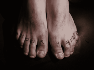 Les tatouages de Matin sur ses orteils, amour, haine.