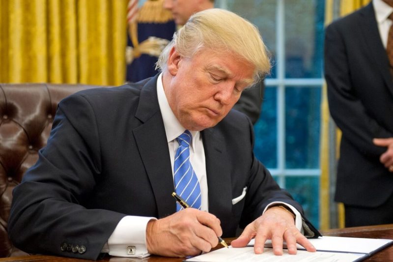 Donald Trump en train de signer un décret.