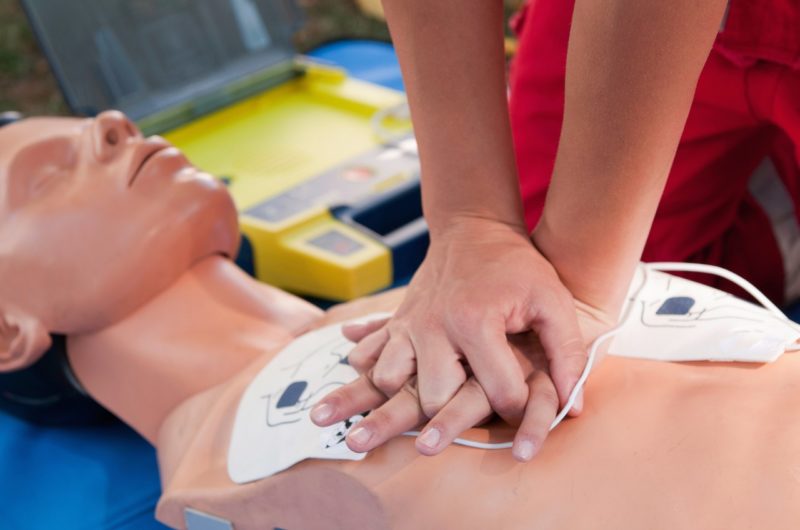 Des mains font un massage cardiaque sur un torse