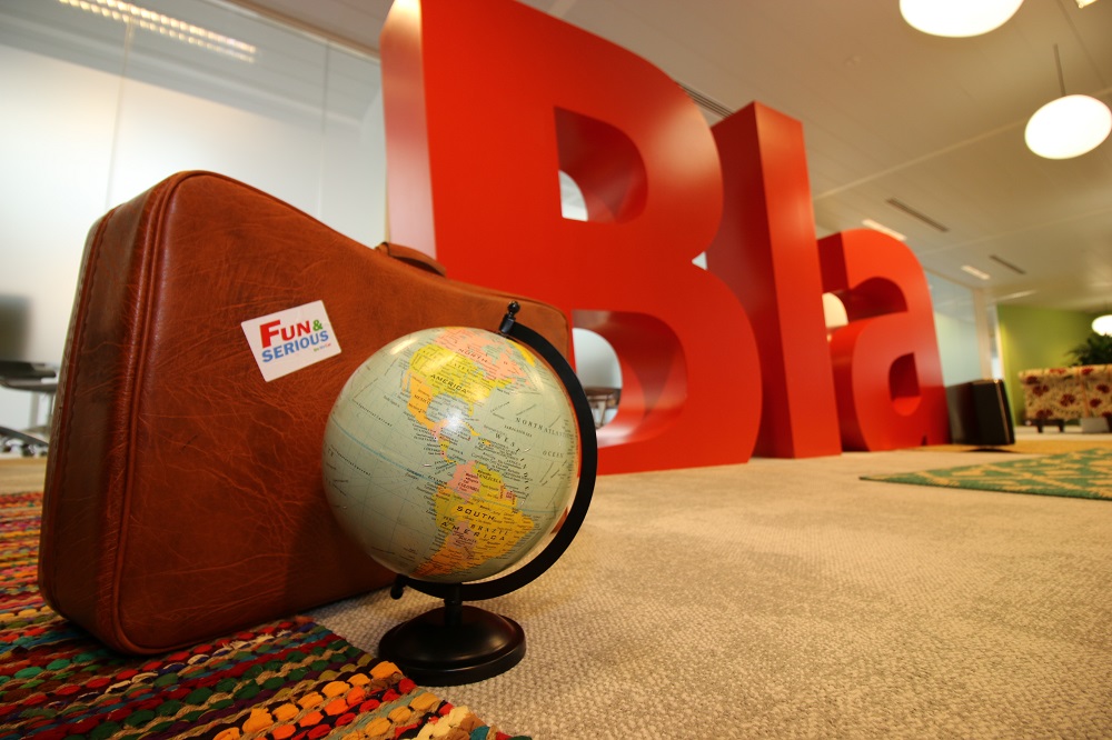 Un globe et le logo BlaBlaCar