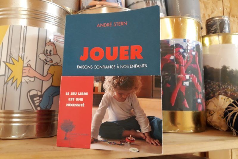 Le livre Jouer dans les étagères BEJOUE