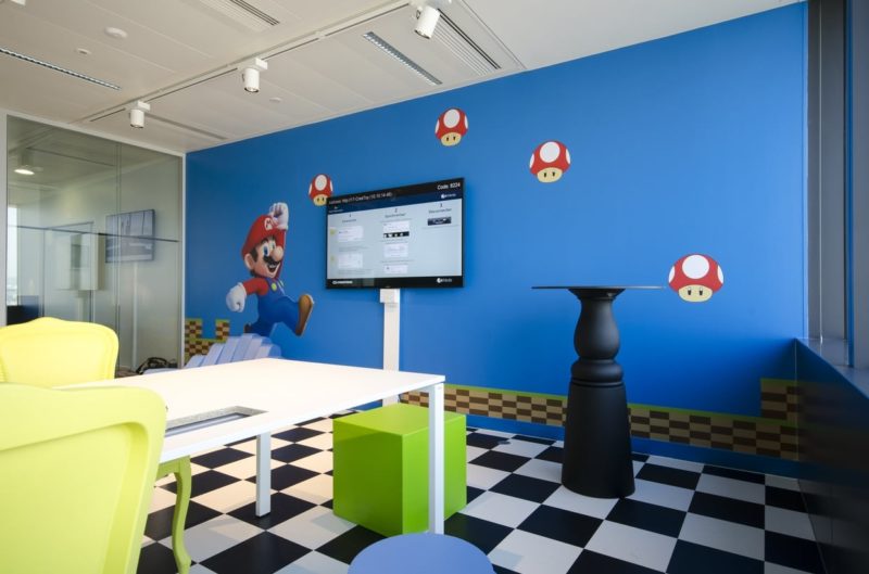 Un mur bleu avec le personnage de jeu vidéo Mario