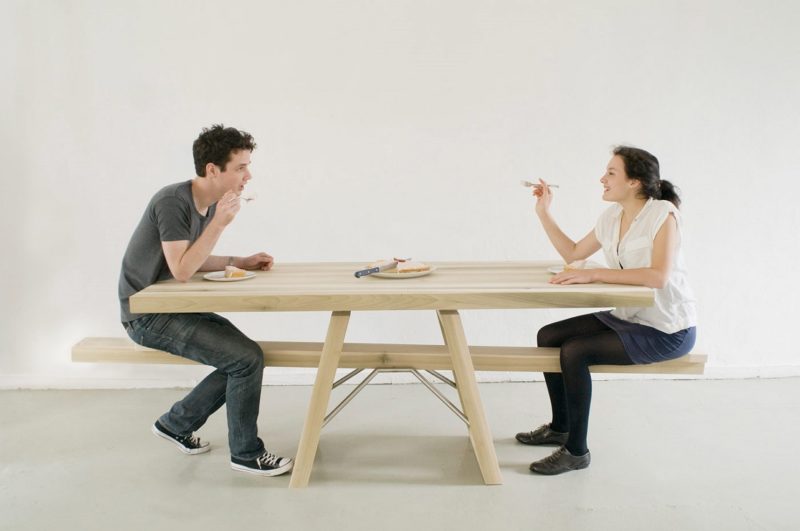 Un couple mange sur une table à bascule