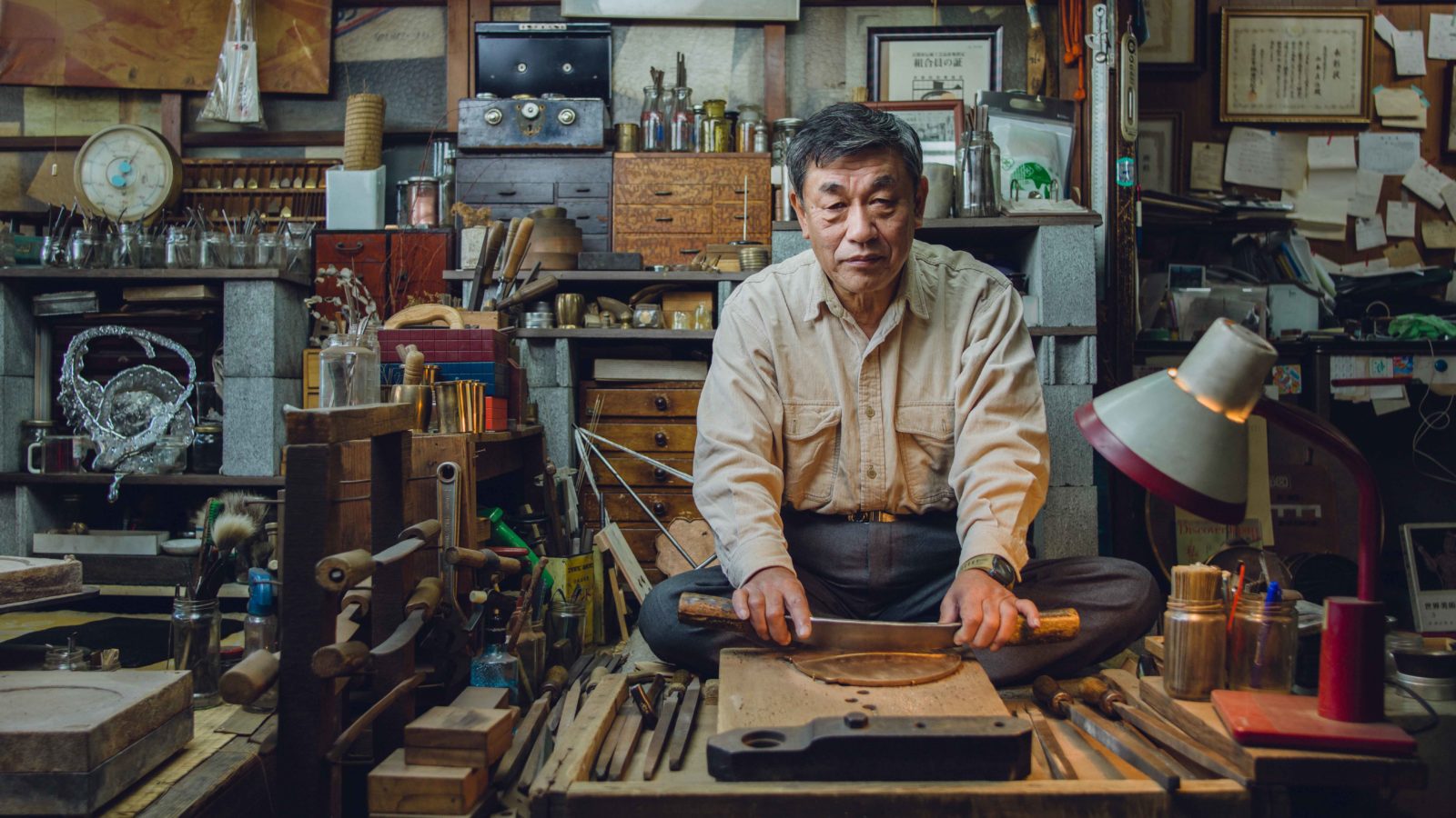 Un homme chinois fabrique un miroir magique.