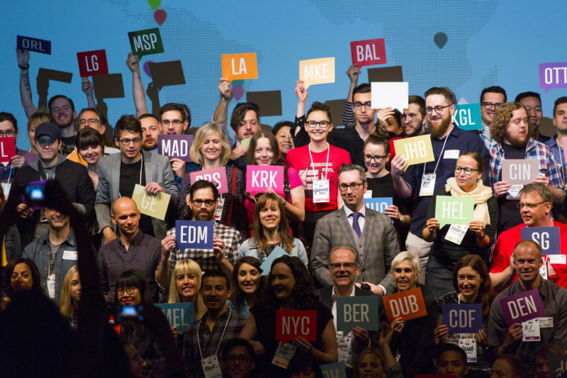 Un groupe d'hommes et de femmes