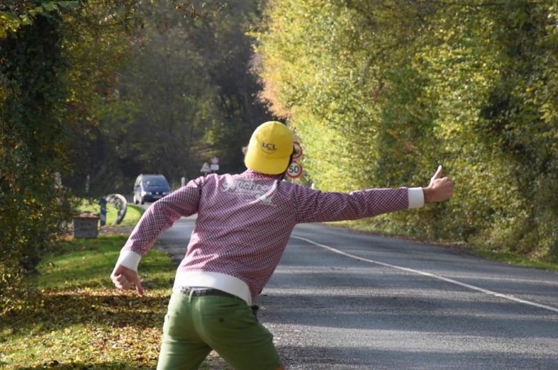 Un homme fait du stop