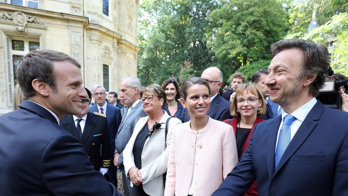 Une foule de gens autour d'Emmanuel Macron