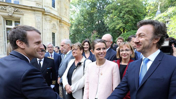 Une foule de gens autour d'Emmanuel Macron